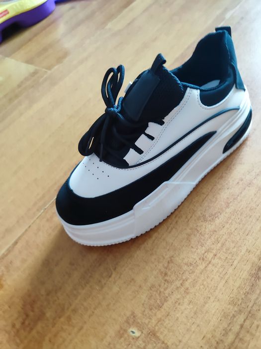 Продам женские кроссовки