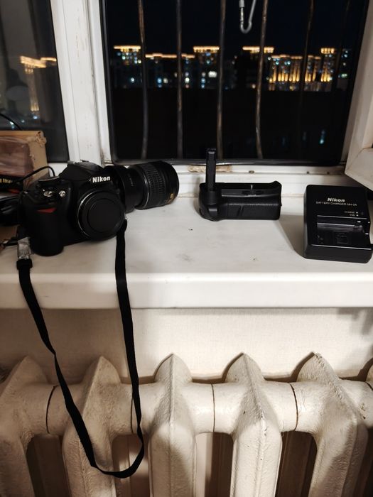 Nikon d3100 с батарейным блоком и блендой