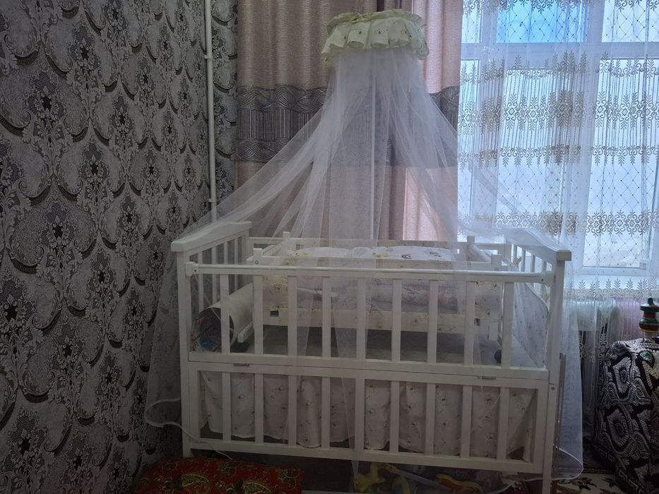 Detskiy krovat ichida yana kichik lyulkasi bilan  1 mln