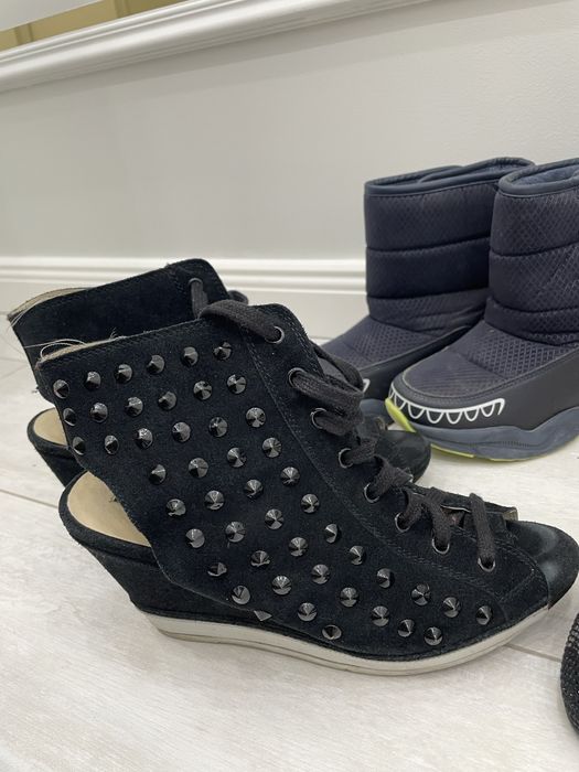 Балалардың аяқ киімдері сатылады