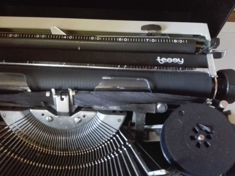 Киномашина Bauer T 10 R и стара японска пишеща машина. .