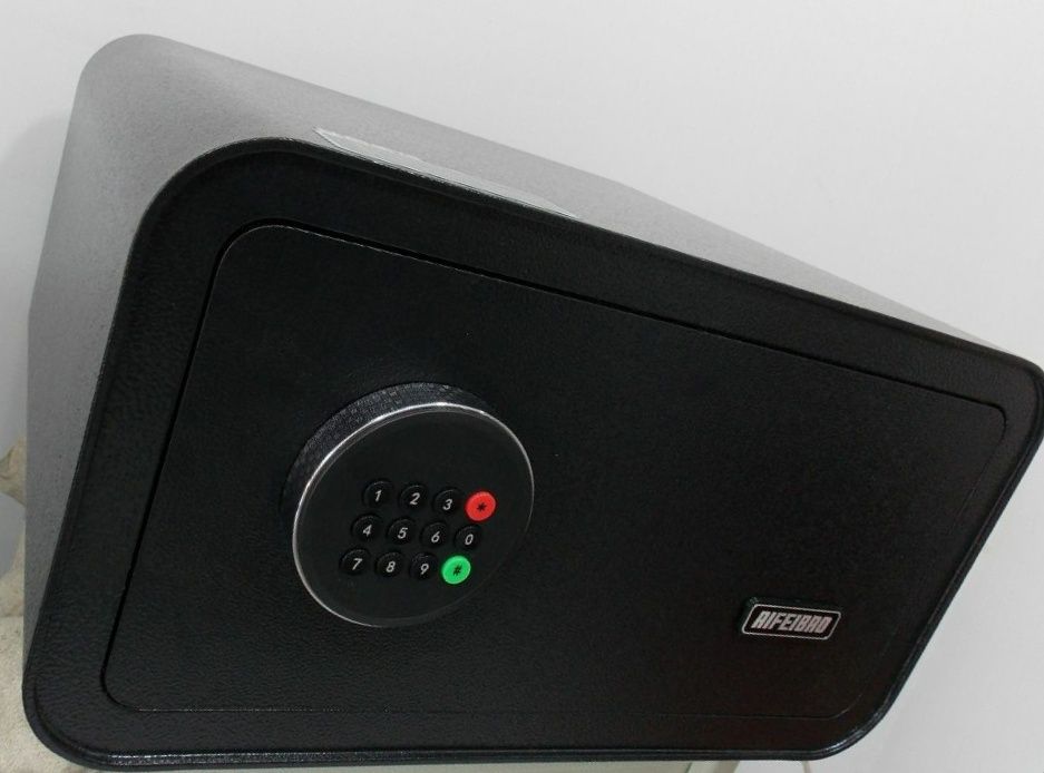 Сейф с кодовым замком, со встроенной сигнализацией.