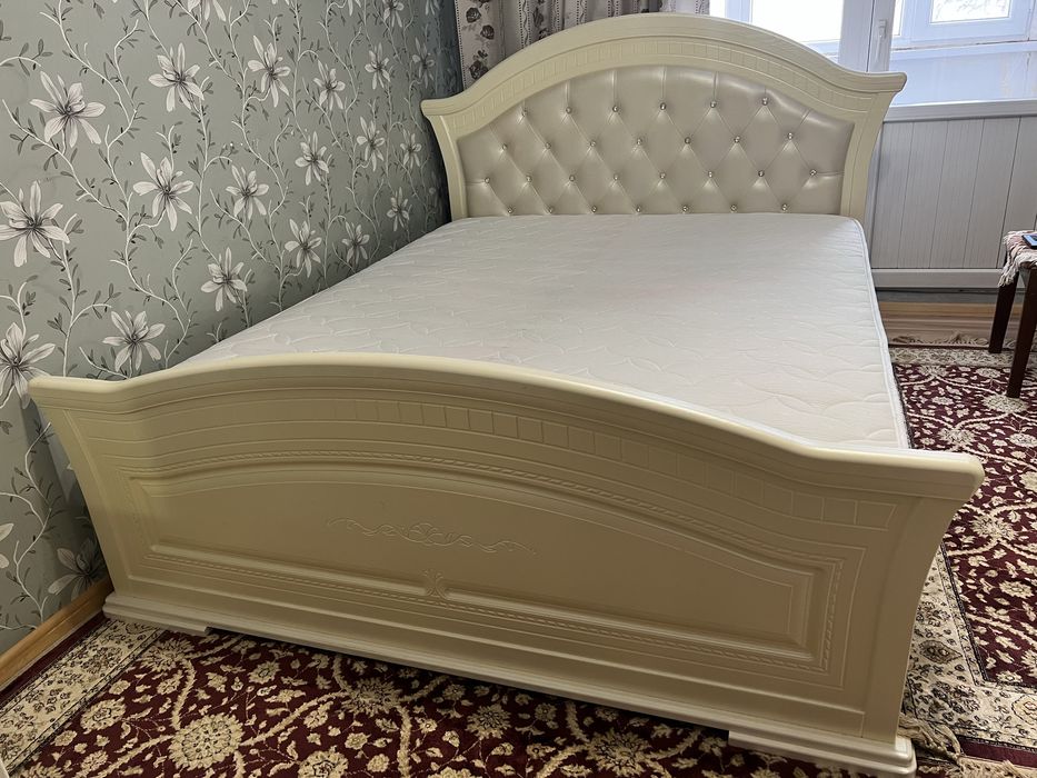 Кровать с матрасом