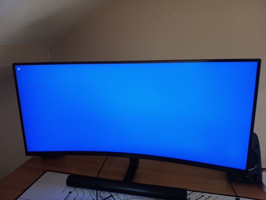 Monitor curbat 165Hz