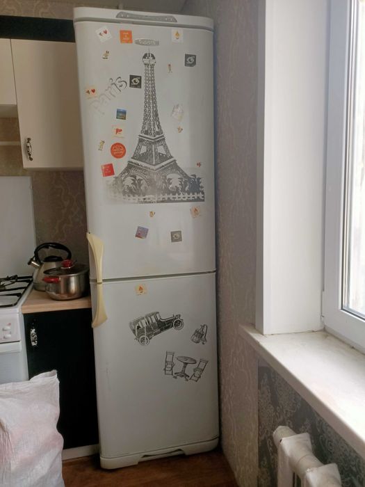 Холодильник двухкамерный,два мотора.