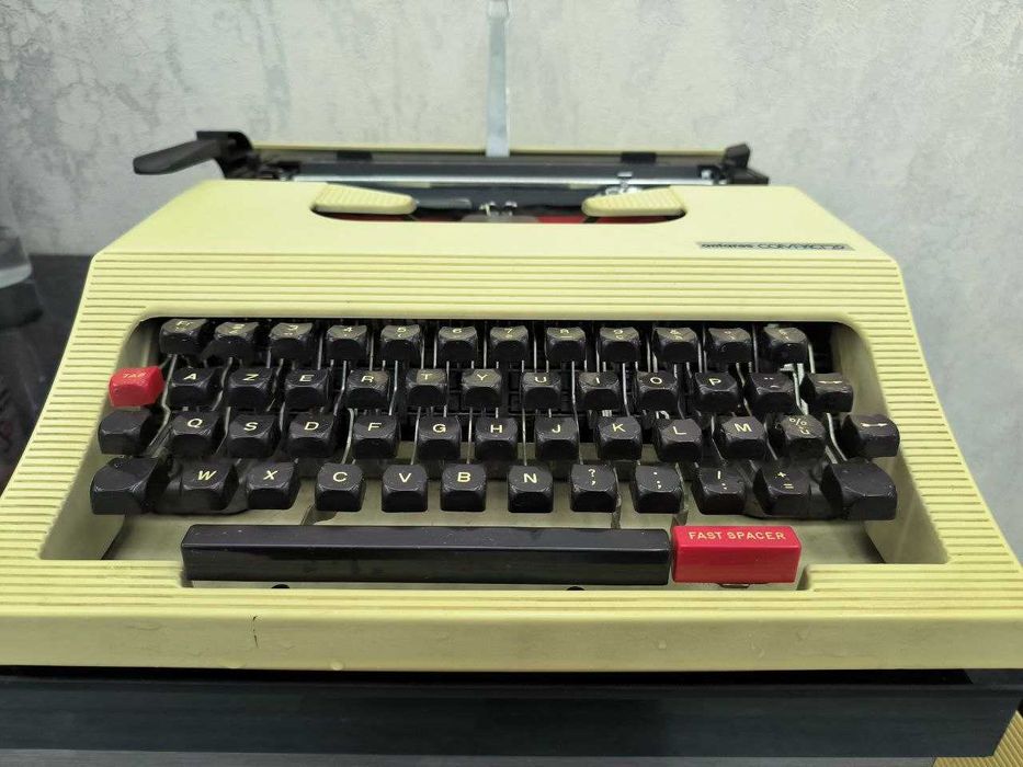 Пишущая машинка ANTARES в хорошем состоянии