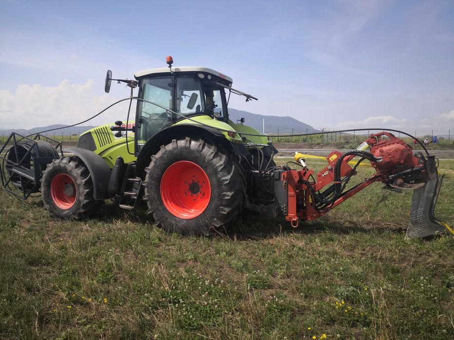 Inchiriere Tractor Claas Axion Vario cu atasamente plug vibrator si trencher Ditch Witch