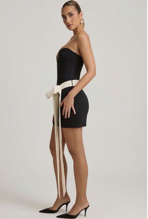 НОВА елегантна черна рокля с етикет OhPolly M размер