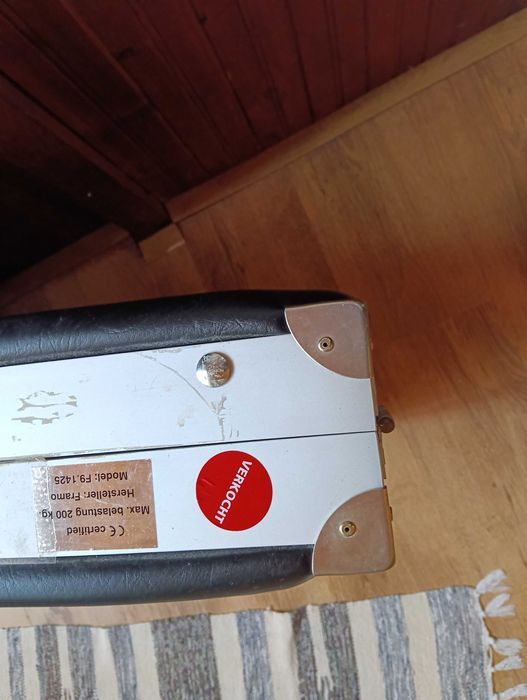 Масажна кушетка с метални крака