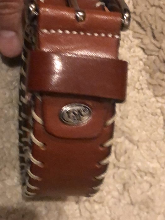 Продаются кожаный ремень коричневого цвета.