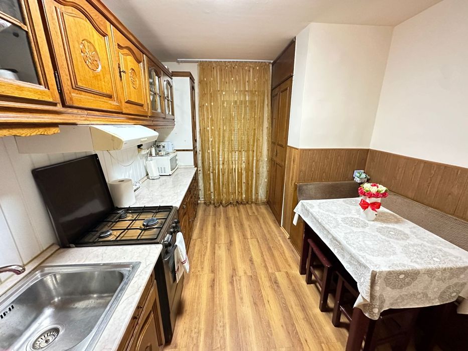 Închiriez apartament cu 4 camere