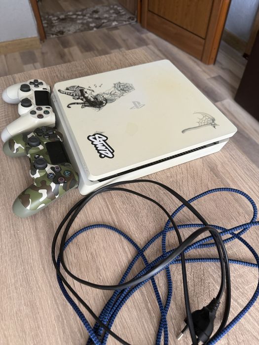 Playstation 4 с два джойстика цената може и по договаряне!