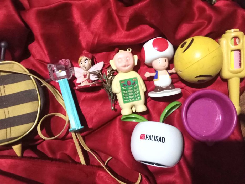 Цял лот от фигурки