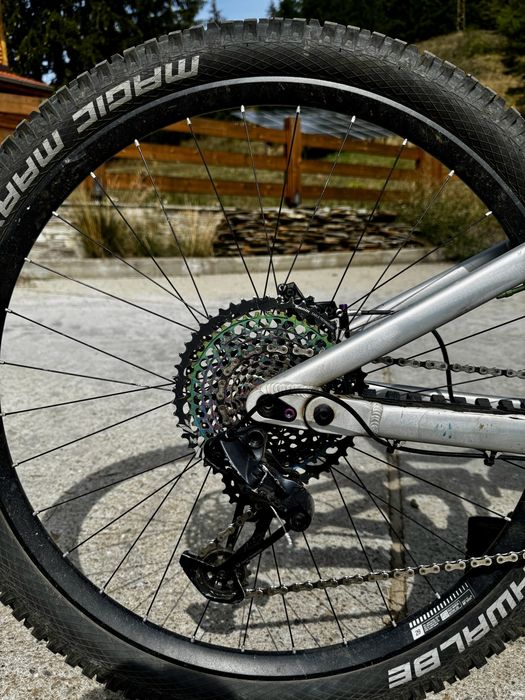 RAAW Madonna V1 M enduro