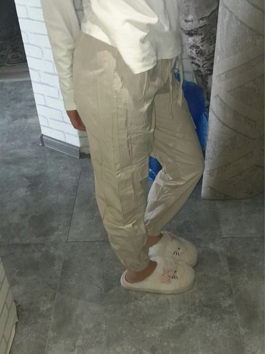 Бежевые брюки от LC WAIKIKI