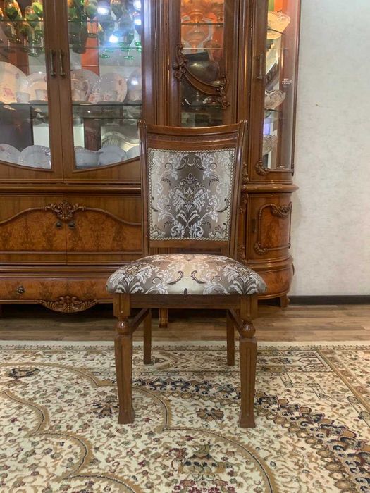 Стол-Стулья для гостиной есть и стол