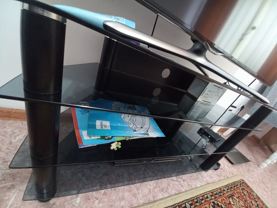 Подставка стеклянная под телевизор