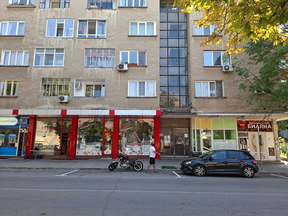 Тристаен апартамент  под наем в идеален център напълно обзаведен.