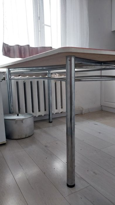 Кухонный  стол..