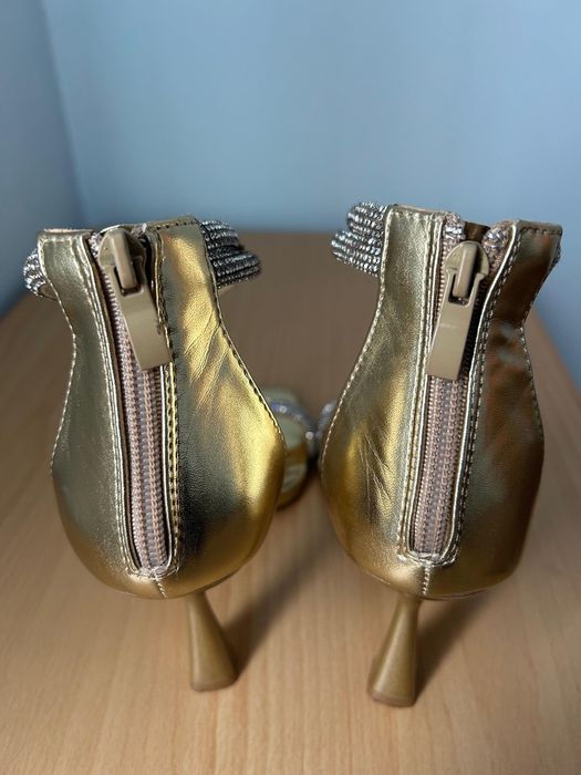 Официални златисти обувки