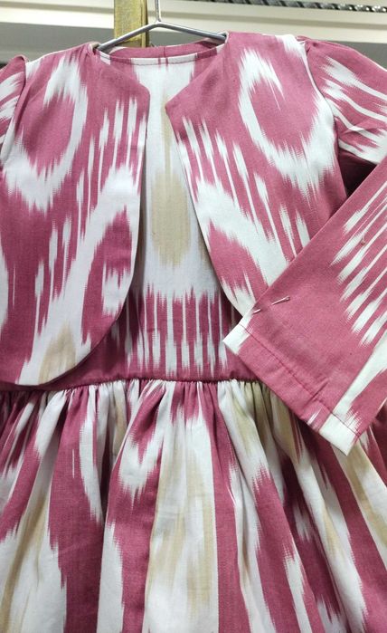 Qiz bolalar uchun adras ko'ylak kastyumi bilan