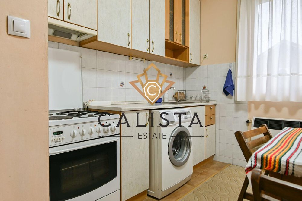 Дава се под наем Етаж от къща в София, Модерно предградие - 300 кв.м за 699 € - Снимка #2
