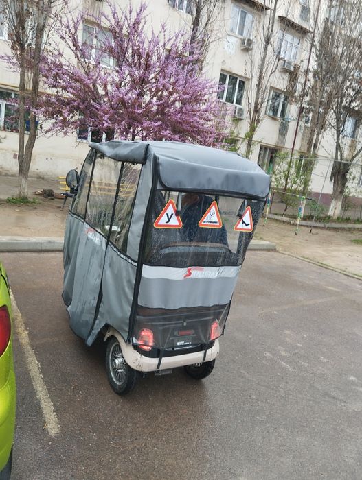 ПРОДАЕТСЯ срочно почти новый элпктро скутер