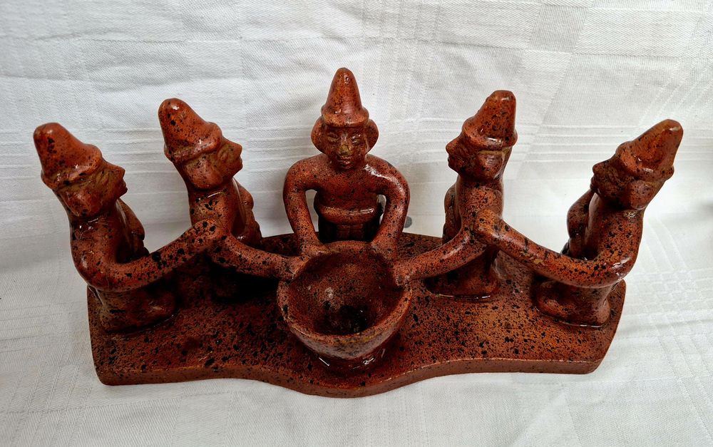 Figurină veche Cercul de Prieteni Tarahumara din lut roșu 30cm, handmade.