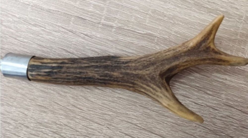 Cuțit cu maner din corn de cerb