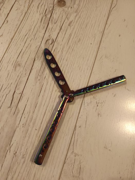 Vând buterrfly nou cu lama inofensivă