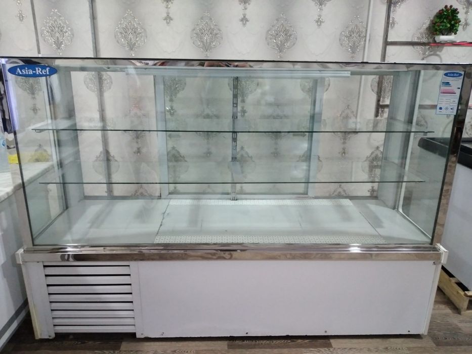 Витрина холодильник для пирожных