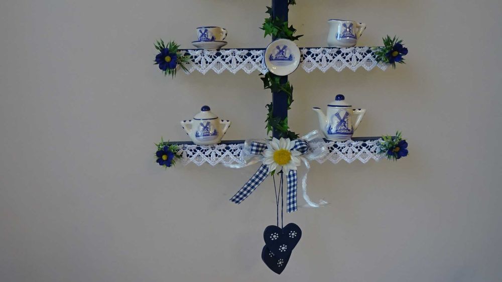 Декоративна висяща етажерка с миниатюрен сервиз  в делфтски стил.
