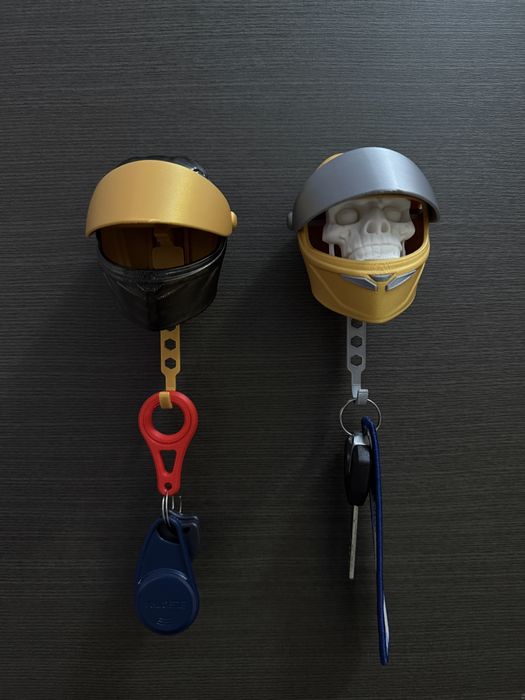 Suport Chei Moto - Design Casca cu Viziera Mobila