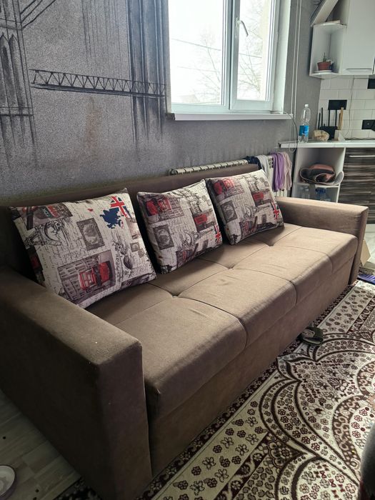 Диван, тумба дял телевизора