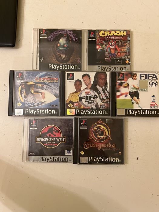 Ретро Лот: PlayStation 1 (PS1) SCPH-7502 + 2 Джойстика + 7 Оригинални Игри