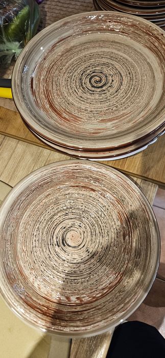 Сервиз от нови керамични чинии