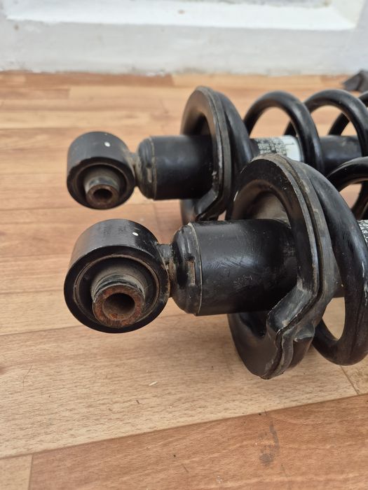 Продам амортизаторы на Лексус