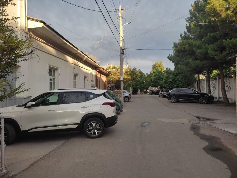 Yakkasaroyda 10 sotih.salamatinada.fasadi 32 metr