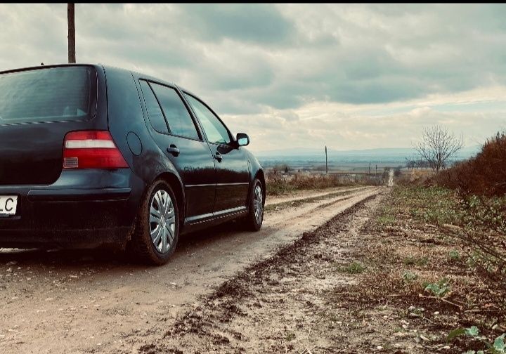 VOLKSWAGEN Golf 2004