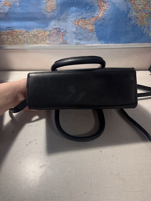 Черна чанта с киса и дълга дръжка