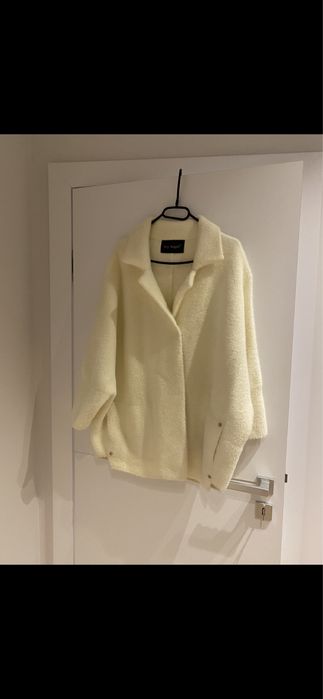 Бяло палто със средна дължина