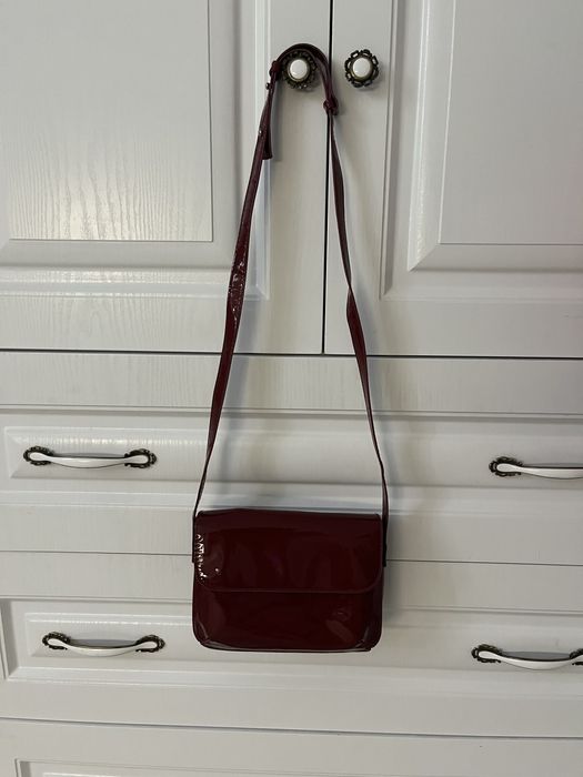 бардовая лаковая сумочка