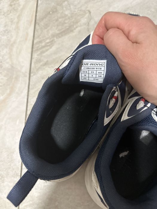 Кроссовки спортивные