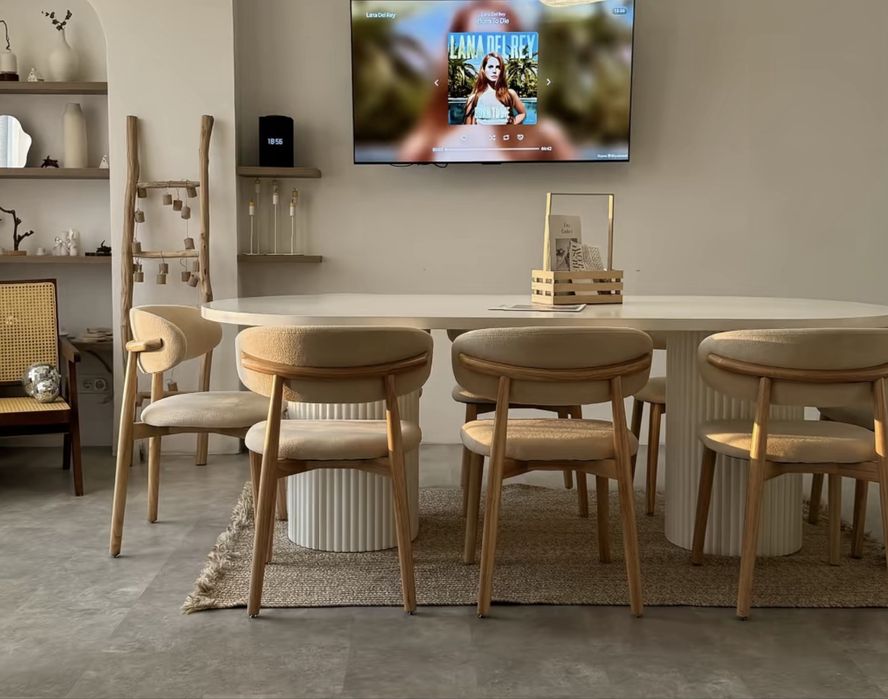 Стол, стулья, ковер