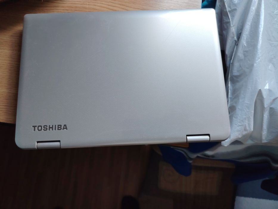 Vind laptop Toshiba cu incarcator.
