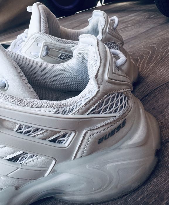 Обувките са номер 39 цената е 250лв