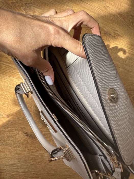 Кожена чанта Guess