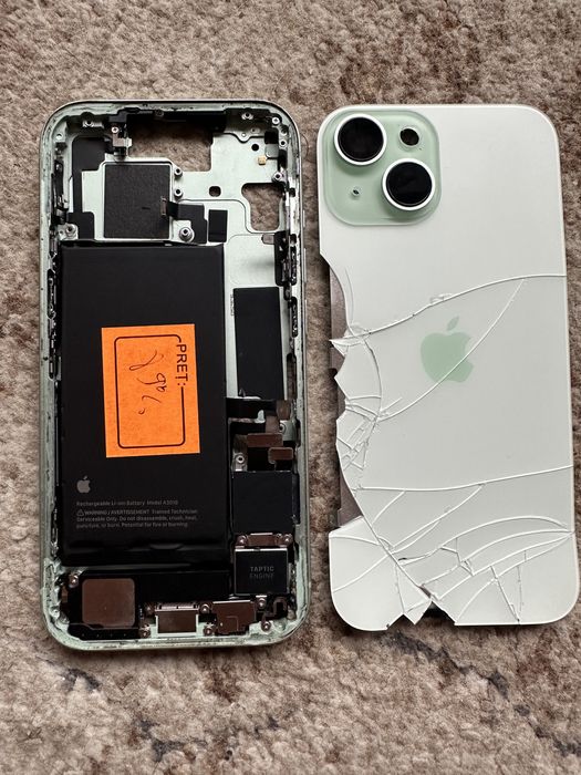 De vanzare mijloc cu spate si piese iPhone 15 pentru piese/ asigurare
