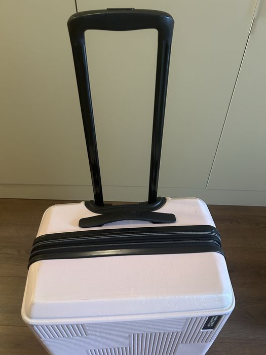 Чемодан М размер American Tourister