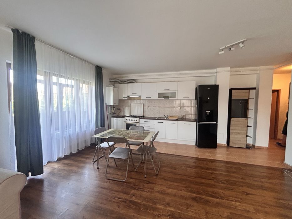 Vând apartament cu parcare proprie